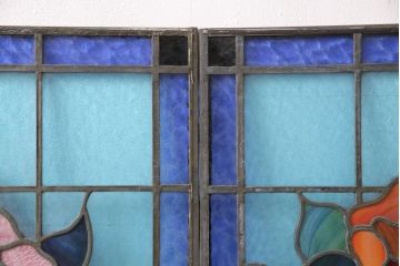 和製アンティーク　国産　華やかな花の図柄が存在感を放つステンドグラス2枚セット(明り取り、窓)(R-050736)