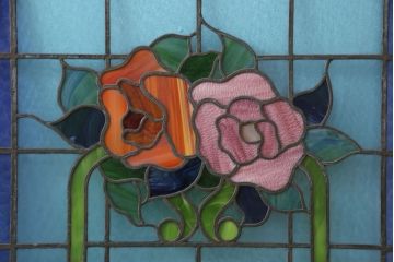 和製アンティーク　国産　華やかな花の図柄が存在感を放つステンドグラス2枚セット(明り取り、窓)(R-050736)