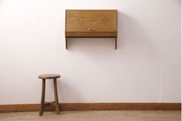 【オーダー注文・受注生産商品】ナチュラルや北欧テイスト、カントリースタイルにおすすめ!アンティーク風のおしゃれなデザインで、洋風のお部屋にも自然に溶け込みます。上下開閉式でサイズもコンパクト、壁掛け式でスペースを有効活用できます。お客様のご希望に合わせたオーダーも可能。大切な家族のために次世代につなぐ、ラフジュ工房オリジナルのお仏壇(小型仏壇、手作り仏壇)(R-050741)