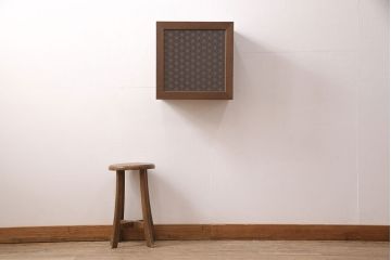 【オーダー注文・受注生産商品】お好きなデザインで額のように飾れる壁掛け式!コンパクトなサイズでスペースを有効活用。どんなインテリアにも相性が良いモダンな仏壇です。組子が入った額縁部分はステンドグラスや思い出の写真を入れたりと、お客様のご希望に合わせたオーダーが可能。大切な家族のために次世代につなぐ、ラフジュ工房オリジナルのお仏壇(小型仏壇、手作り仏壇)(R-050742)