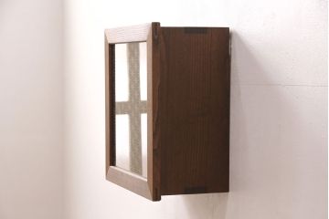 【オーダー注文・受注生産商品】お好きなデザインで額のように飾れる壁掛け式!コンパクトなサイズでスペースを有効活用。どんなインテリアにも相性が良いモダンな仏壇です。組子が入った額縁部分はステンドグラスや思い出の写真を入れたりと、お客様のご希望に合わせたオーダーが可能。大切な家族のために次世代につなぐ、ラフジュ工房オリジナルのお仏壇(小型仏壇、手作り仏壇)(R-050742)