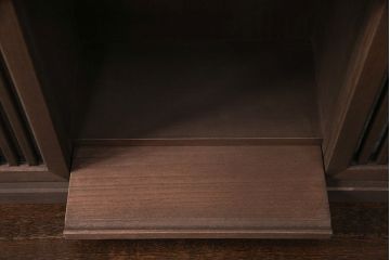 【オーダー注文・受注生産商品】伝統の技が光る!格子戸を取り入れた、現代のお部屋に馴染む置型仏壇です。コンパクトなサイズながら、左右には仏具が収納できます。お客様のご希望に合わせたオーダーも可能。大切な家族のために次世代につなぐ、ラフジュ工房オリジナルのお仏壇(小型仏壇、手作り仏壇)(R-050743)です。