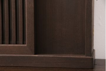 【オーダー注文・受注生産商品】伝統の技が光る!格子戸を取り入れた、現代のお部屋に馴染む置型仏壇です。コンパクトなサイズながら、左右には仏具が収納できます。お客様のご希望に合わせたオーダーも可能。大切な家族のために次世代につなぐ、ラフジュ工房オリジナルのお仏壇(小型仏壇、手作り仏壇)(R-050743)です。