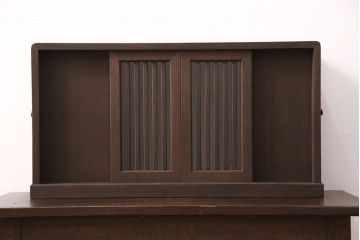 【オーダー注文・受注生産商品】伝統の技が光る!格子戸を取り入れた、現代のお部屋に馴染む置型仏壇です。コンパクトなサイズながら、左右には仏具が収納できます。お客様のご希望に合わせたオーダーも可能。大切な家族のために次世代につなぐ、ラフジュ工房オリジナルのお仏壇(小型仏壇、手作り仏壇)(R-050743)です。
