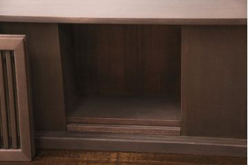 【オーダー注文・受注生産商品】伝統の技が光る!格子戸を取り入れた、現代のお部屋に馴染む置型仏壇です。コンパクトなサイズながら、左右には仏具が収納できます。お客様のご希望に合わせたオーダーも可能。大切な家族のために次世代につなぐ、ラフジュ工房オリジナルのお仏壇(小型仏壇、手作り仏壇)(R-050743)です。