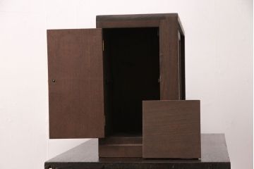 【オーダー注文・受注生産商品】伝統の技が光る!格子戸を取り入れた、現代のお部屋に馴染む置型仏壇です。コンパクトなサイズながら、左右には仏具が収納できます。お客様のご希望に合わせたオーダーも可能。大切な家族のために次世代につなぐ、ラフジュ工房オリジナルのお仏壇(小型仏壇、手作り仏壇)(R-050743)です。