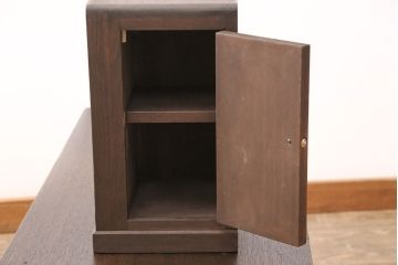 【オーダー注文・受注生産商品】伝統の技が光る!格子戸を取り入れた、現代のお部屋に馴染む置型仏壇です。コンパクトなサイズながら、左右には仏具が収納できます。お客様のご希望に合わせたオーダーも可能。大切な家族のために次世代につなぐ、ラフジュ工房オリジナルのお仏壇(小型仏壇、手作り仏壇)(R-050743)です。