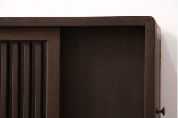 【オーダー注文・受注生産商品】伝統の技が光る!格子戸を取り入れた、現代のお部屋に馴染む置型仏壇です。コンパクトなサイズながら、左右には仏具が収納できます。お客様のご希望に合わせたオーダーも可能。大切な家族のために次世代につなぐ、ラフジュ工房オリジナルのお仏壇(小型仏壇、手作り仏壇)(R-050743)です。