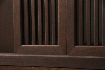 【オーダー注文・受注生産商品】伝統の技が光る!格子戸を取り入れた、現代のお部屋に馴染む置型仏壇です。コンパクトなサイズながら、左右には仏具が収納できます。お客様のご希望に合わせたオーダーも可能。大切な家族のために次世代につなぐ、ラフジュ工房オリジナルのお仏壇(小型仏壇、手作り仏壇)(R-050743)です。