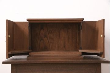 【オーダー注文・受注生産商品】どんなインテリアにも合わせやすい、シンプルでモダンなデザイン!幅広い世代の方におすすめの置型仏壇です。前開きの扉はスペースを最大限に有効活用し、サイズもコンパクトに。お客様のご希望に合わせたオーダーも可能。大切な家族のために次世代につなぐ、ラフジュ工房オリジナルのお仏壇(小型仏壇、手作り仏壇)(R-050744)