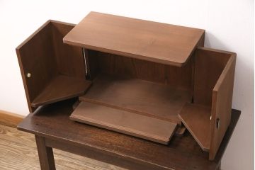 【オーダー注文・受注生産商品】どんなインテリアにも合わせやすい、シンプルでモダンなデザイン!幅広い世代の方におすすめの置型仏壇です。前開きの扉はスペースを最大限に有効活用し、サイズもコンパクトに。お客様のご希望に合わせたオーダーも可能。大切な家族のために次世代につなぐ、ラフジュ工房オリジナルのお仏壇(小型仏壇、手作り仏壇)(R-050744)