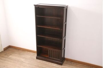 中古　北海道民芸家具　シンプルながらもクラシカルな雰囲気漂う本棚(ブックシェルフ、飾り棚、収納棚)(定価約22万円)(R-050751)
