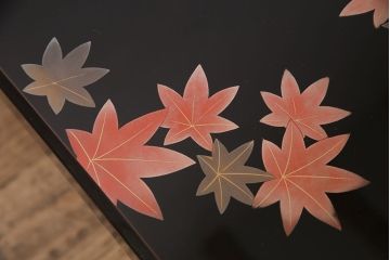 中古　山本幸三郎作　輪島塗　ガラス天板付き　紅葉と桜の図　和の情緒あふれる座卓(ローテーブル)(R-050753)