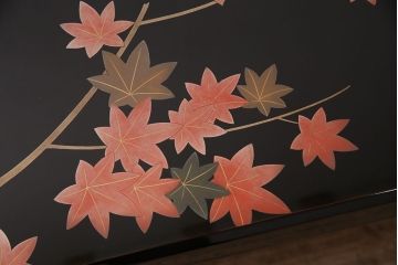 中古　山本幸三郎作　輪島塗　ガラス天板付き　紅葉と桜の図　和の情緒あふれる座卓(ローテーブル)(R-050753)
