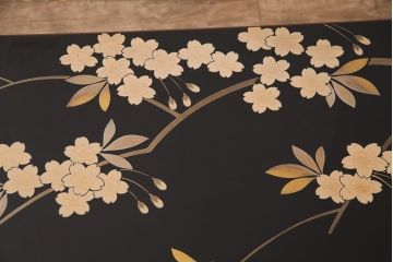 中古　山本幸三郎作　輪島塗　ガラス天板付き　紅葉と桜の図　和の情緒あふれる座卓(ローテーブル)(R-050753)