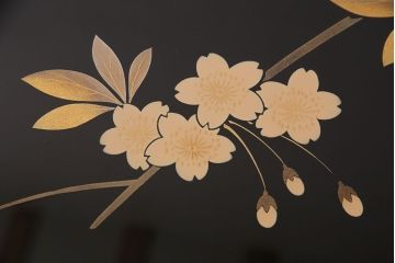 中古　山本幸三郎作　輪島塗　ガラス天板付き　紅葉と桜の図　和の情緒あふれる座卓(ローテーブル)(R-050753)