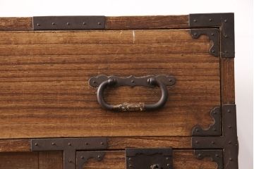 和製アンティーク　かくし付き　古い木の風合いが魅力!上質な金具が使われている上手物の総桐帳場箪笥(時代箪笥、収納棚、引き出し)(R-050754)