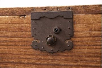 和製アンティーク　かくし付き　古い木の風合いが魅力!上質な金具が使われている上手物の総桐帳場箪笥(時代箪笥、収納棚、引き出し)(R-050754)