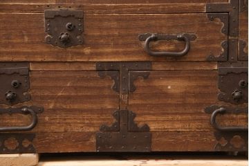 和製アンティーク　かくし付き　古い木の風合いが魅力!上質な金具が使われている上手物の総桐帳場箪笥(時代箪笥、収納棚、引き出し)(R-050754)
