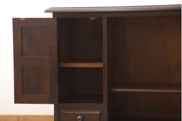 中古　北海道民芸家具　HM135　クラシカルな雰囲気が魅力!落ち着きのある空間づくりにおすすめのサイドボード(キャビネット、収納棚、リビングボード)(R-050756)
