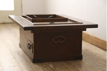 和製ヴィンテージ　岩谷堂箪笥　南部鉄器の飾り金具が上質な雰囲気を高める木製火鉢(長火鉢、関西火鉢、囲炉裏、座卓、ビンテージ)(R-050757)