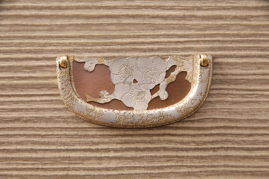 中古 国産 繊細な意匠が施された引手金具が魅力的な総桐箪笥(衣装箪笥、整理タンス、引き出し、チェスト、桐たんす)(胴厚、四方丸、桐たんす)(R-050758)