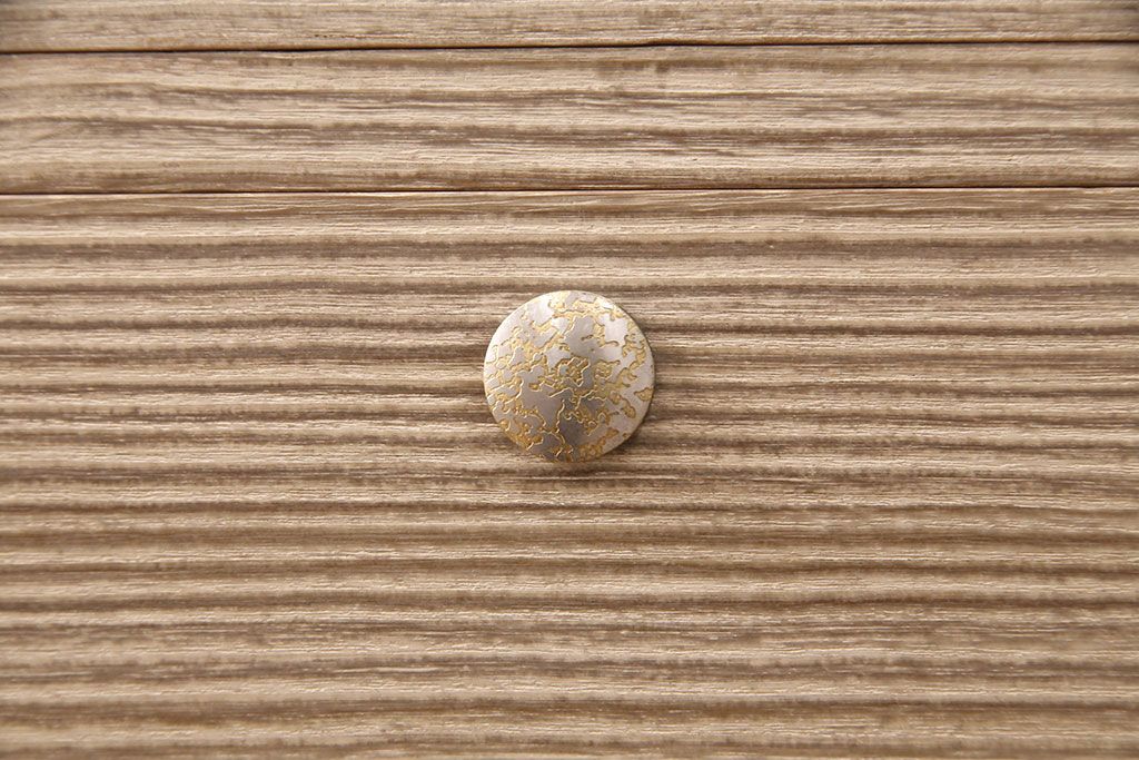 中古 国産 繊細な意匠が施された引手金具が魅力的な総桐箪笥(衣装箪笥、整理タンス、引き出し、チェスト、桐たんす)(胴厚、四方丸、桐たんす)(R-050758)