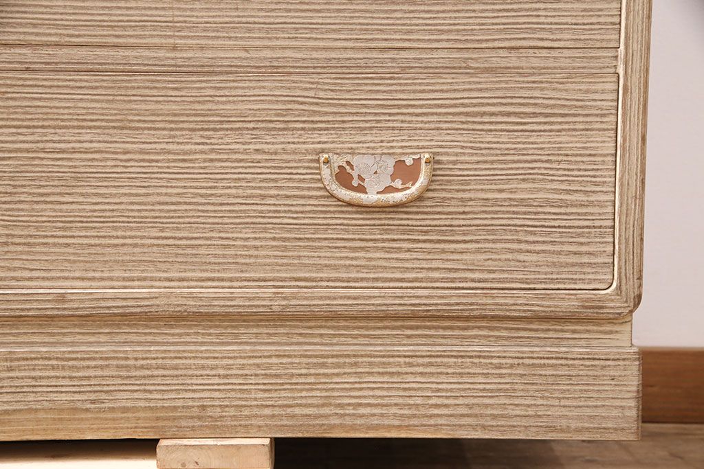 中古 国産 繊細な意匠が施された引手金具が魅力的な総桐箪笥(衣装箪笥、整理タンス、引き出し、チェスト、桐たんす)(胴厚、四方丸、桐たんす)(R-050758)