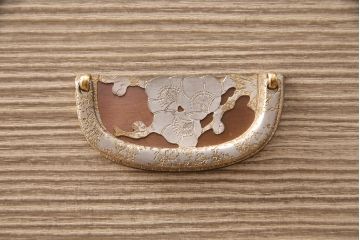 中古　国産　繊細な意匠が施された引手金具が魅力的な総桐箪笥(衣装箪笥、整理タンス、引き出し、チェスト、桐たんす)(胴厚、四方丸、桐たんす)(R-050758)