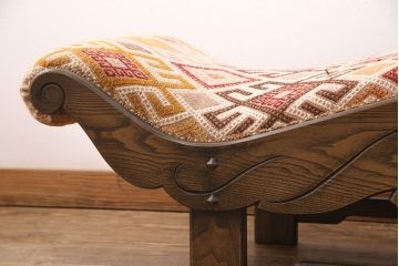 中古　美品　神戸洋家具　ニレ材と和柄のファブリックが温かい雰囲気を醸し出すカウチソファ(1人掛け、アームソファ、長椅子)(定価約45万円)(R-050760)