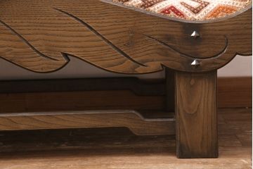 中古　美品　神戸洋家具　ニレ材と和柄のファブリックが温かい雰囲気を醸し出すカウチソファ(1人掛け、アームソファ、長椅子)(定価約45万円)(R-050760)