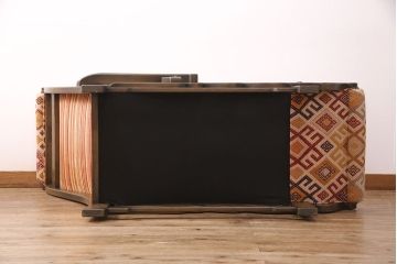 中古　美品　神戸洋家具　ニレ材と和柄のファブリックが温かい雰囲気を醸し出すカウチソファ(1人掛け、アームソファ、長椅子)(定価約45万円)(R-050760)