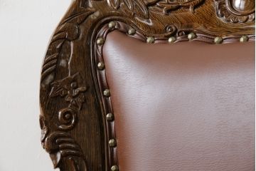中古　極美品　タガヤサン　三越百貨店取扱い　細かな彫刻が見事な存在感のある本革チェア(ダイニングチェア、椅子)(R-050762)