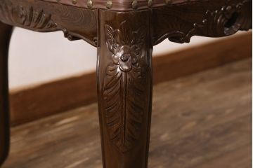 中古　極美品　タガヤサン　三越百貨店取扱い　細かな彫刻が見事な存在感のある本革チェア(ダイニングチェア、椅子)(R-050763)