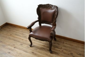 中古　極美品　タガヤサン　三越百貨店取扱い　細かな彫刻が見事な本革アームチェア(ダイニングチェア、椅子)(定価約36万円)(R-050765)