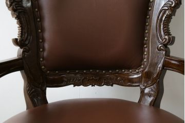 中古　極美品　タガヤサン　三越百貨店取扱い　細かな彫刻が見事な本革アームチェア(ダイニングチェア、椅子)(定価約36万円)(R-050765)