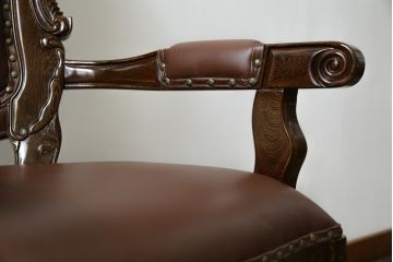 中古　極美品　タガヤサン　三越百貨店取扱い　細かな彫刻が見事な本革アームチェア(ダイニングチェア、椅子)(定価約36万円)(R-050765)