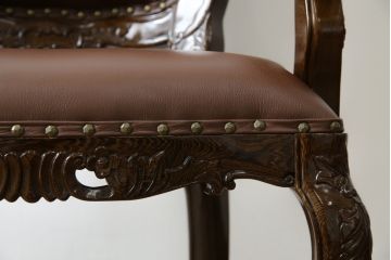 中古　極美品　タガヤサン　三越百貨店取扱い　細かな彫刻が見事な本革アームチェア(ダイニングチェア、椅子)(定価約36万円)(R-050765)