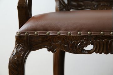 中古　極美品　タガヤサン　三越百貨店取扱い　細かな彫刻が見事な本革アームチェア(ダイニングチェア、椅子)(定価約36万円)(R-050765)