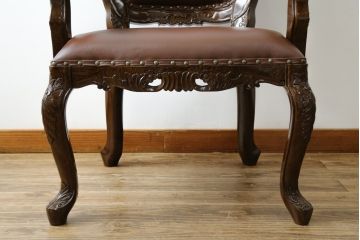 中古　極美品　タガヤサン　三越百貨店取扱い　細かな彫刻が見事な本革アームチェア(ダイニングチェア、椅子)(定価約36万円)(R-050765)