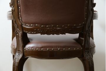 中古　極美品　タガヤサン　三越百貨店取扱い　細かな彫刻が見事な本革アームチェア(ダイニングチェア、椅子)(定価約36万円)(R-050765)