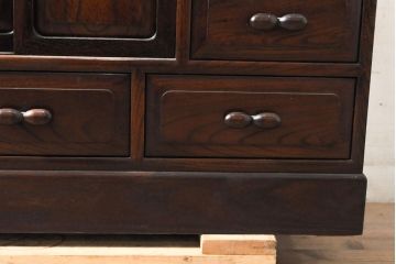 中古　美品　工芸家具　ケヤキ材　漆塗り　しっとりとした佇まいの上品な茶箪笥(定価37万円)(飾り棚、収納棚)(R-050766)