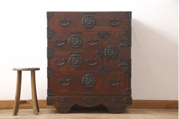 中古　極美品　伝統民芸家具　岩谷堂箪笥　厚みのある金具が威厳を放つ車箪笥(小箪笥、チェスト、引き出し)(R-050767)