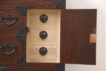 中古　極美品　伝統民芸家具　岩谷堂箪笥　厚みのある金具が威厳を放つ車箪笥(小箪笥、チェスト、引き出し)(R-050767)