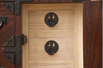中古　極美品　伝統民芸家具　岩谷堂箪笥　厚みのある金具が威厳を放つ車箪笥(小箪笥、チェスト、引き出し)(R-050767)