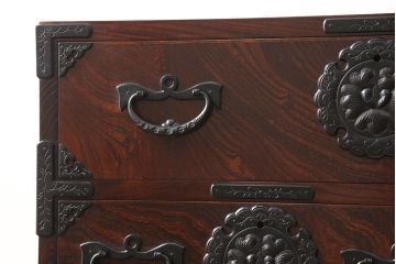 中古　極美品　伝統民芸家具　岩谷堂箪笥　厚みのある金具が威厳を放つ車箪笥(小箪笥、チェスト、引き出し)(R-050767)