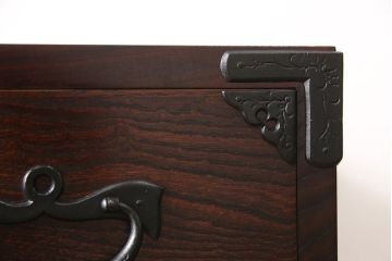 中古　極美品　伝統民芸家具　岩谷堂箪笥　厚みのある金具が威厳を放つ車箪笥(小箪笥、チェスト、引き出し)(R-050767)