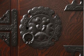 中古　極美品　伝統民芸家具　岩谷堂箪笥　厚みのある金具が威厳を放つ車箪笥(小箪笥、チェスト、引き出し)(R-050767)