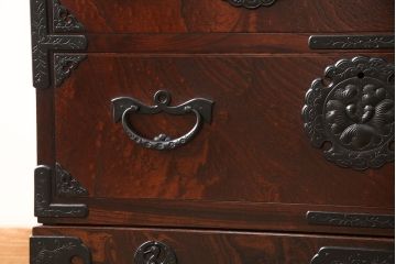 中古　極美品　伝統民芸家具　岩谷堂箪笥　厚みのある金具が威厳を放つ車箪笥(小箪笥、チェスト、引き出し)(R-050767)