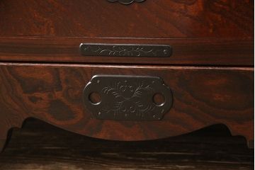 中古　極美品　伝統民芸家具　岩谷堂箪笥　厚みのある金具が威厳を放つ車箪笥(小箪笥、チェスト、引き出し)(R-050767)